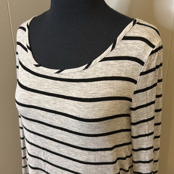 BCBGMAXAZRIA Women’s Medium STRIPED Stretch Jersey Knit HI-LOW HEM Pullover - Picture 2 of 6